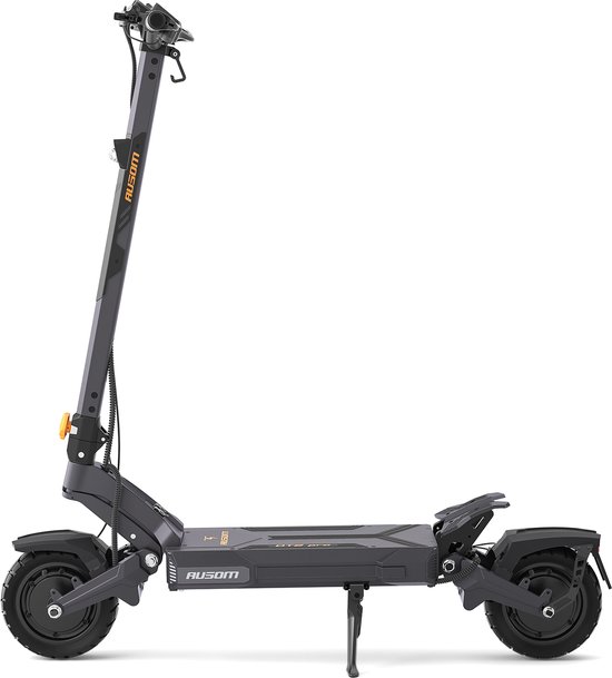 Zij-aanzicht van een grijze elektrische scooter met "AUSOM" logo op de stuurkolom.