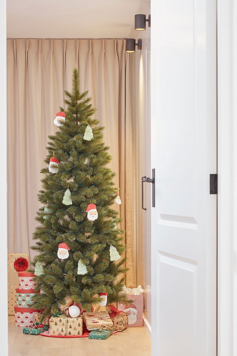 Triumph Tree Bristlecone Fir Pilar - Smalle Kerstboom voor Kleine Ruimtes - Kerstversiering met Volle Uitstraling - Kunstboom met 752 Dennentakken - H230 x Ø94 cm - Groen – foto 7