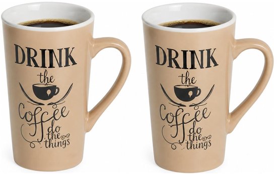Twee beige mokken met de tekst 'DRINK the coffee do the things' in zwarte letters.