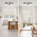 Witte duo rolgordijnen in een keuken en eetkamer, met maximale hoogtes van 180cm en 250cm.