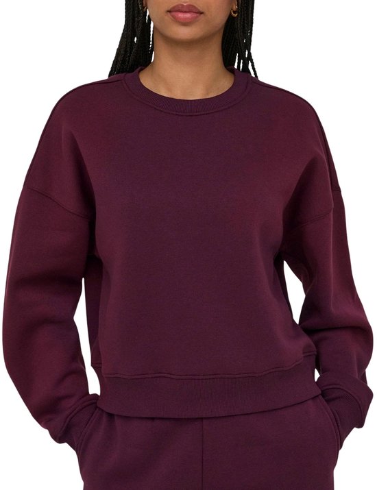 Donkerrode cropped sweater met lange mouwen en ronde hals.
