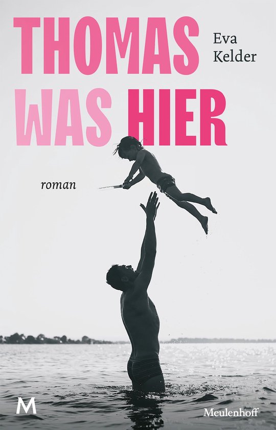 De cover toont een vader die zijn zoon, Thomas, in de lucht gooit. De tekst 'THOMAS WAS HIER' staat in roze letters op de cover.