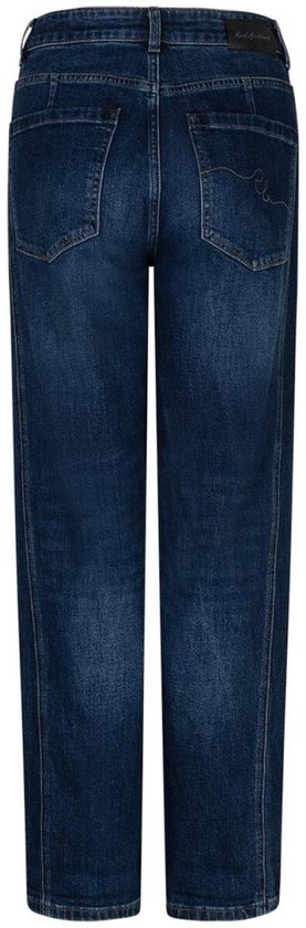 Achterkant van donkerblauwe jeans met rechte pijpen en karakteristieke zakdetails.