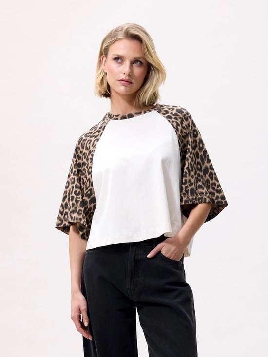 Wit raglan T-shirt met korte, wijde mouwen met luipaardprint. Gedragen door een model met een zwarte broek.