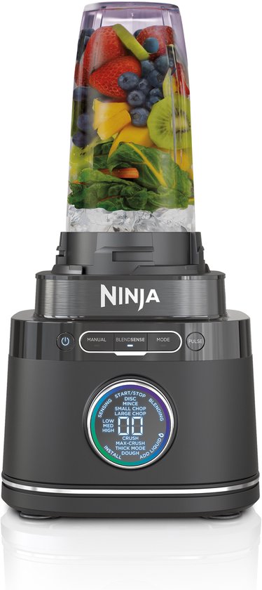 Zwarte Ninja blender met een beker gevuld met fruit, bessen, spinazie en ijs. De basisunit heeft een digitaal display.