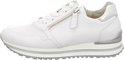 Witte Gabor sneaker met zilveren accenten, rits en perforaties.