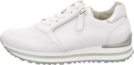 Witte Gabor sneaker met zilveren accenten, rits en perforaties.