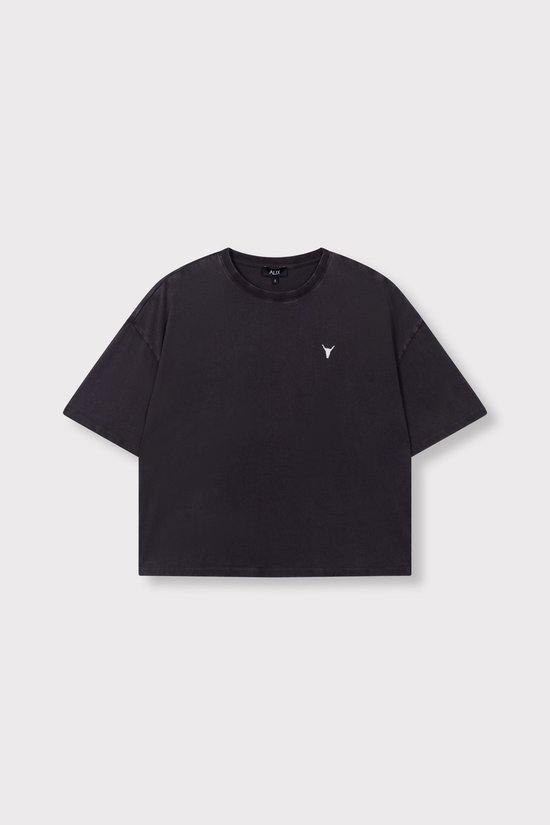 Zwart T-shirt met ronde hals en een klein wit logo op de linkerborst.