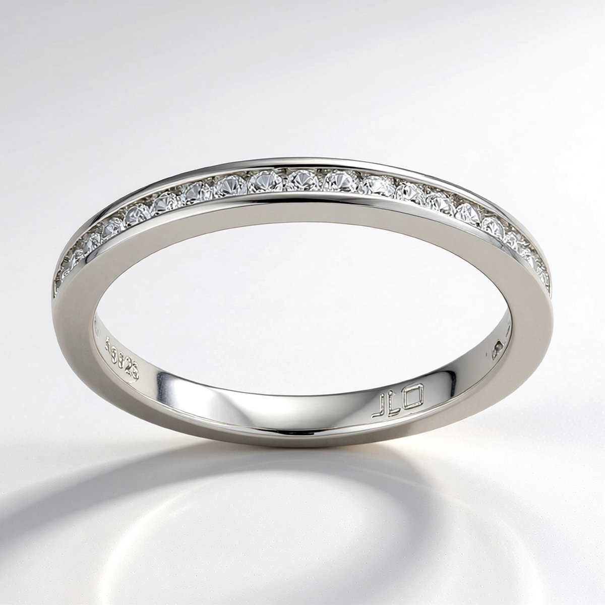 Cavill - Elegante Damesring 925 Sterling Zilver Gerhodineerd - 23 Rondgeslepen Zirkonia's 0,224 ct - Pavé- & Channel-zetting - Tijdloos
