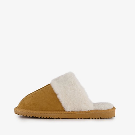 Bruine pantoffel met witte imitatiebont rand, vanaf de zijkant bekeken.