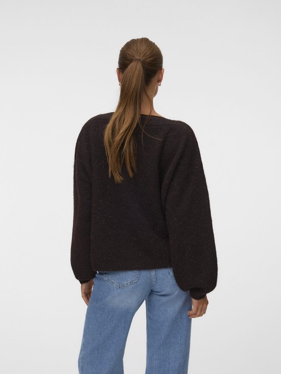Model draagt een donkerbruine trui met volumineuze mouwen, van achteren gezien.