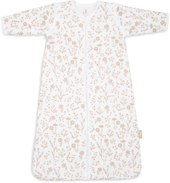 Witte slaapzak met lange mouwen en een all-over print van kleine roze en beige bloemen en takjes.