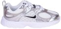 Zij aanzicht van een witte Nike sneaker met zilverkleurige overlay, veters en zwarte swoosh.