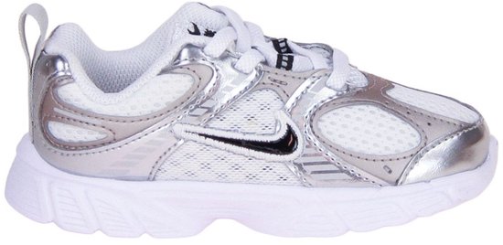 Zij aanzicht van een witte Nike sneaker met zilverkleurige overlay, veters en zwarte swoosh.