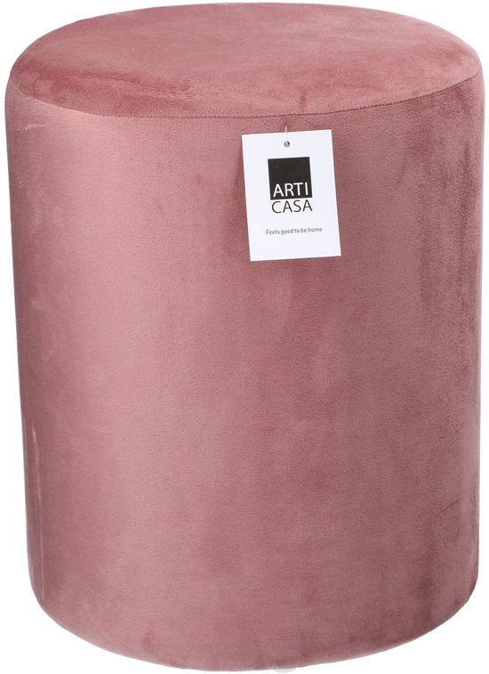 Roze fluwelen poef met label 'ARTI CASA Feels good to be home'.