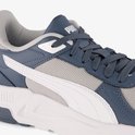 Close-up van de Puma sneaker met witte en grijze stof, met blauwe veters.