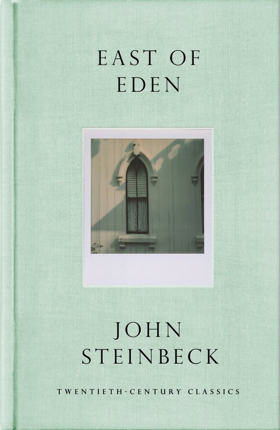 Couverture vert pâle avec "East of Eden" et "John Steinbeck" en noir. Une photo Polaroid d'une fenêtre à volets sur un bâtiment blanc.