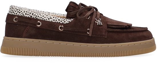 Bruine suède loafer met franjes, veters en witte voering met zwart stippenpatroon. Ronde neus, platformzool.