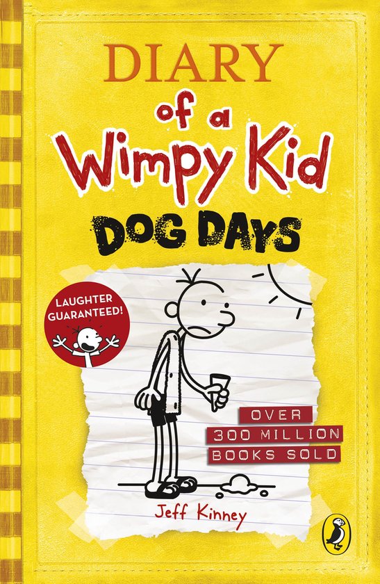 La couverture de "Diary of a Wimpy Kid: Dog Days" est jaune avec le titre en lettres rouges et noires. Au centre, un dessin de Greg Heffley tenant une tasse sous un soleil.