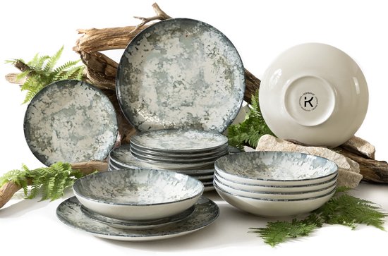Serviesset met dinerborden, diepe kommen en dessertborden, met marmerachtig patroon, gestyled met hout en varens.