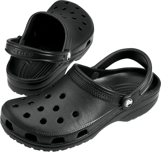 Deux sabots Crocs noirs, l'un devant, l'autre à l'arrière, tous deux avec bride.
