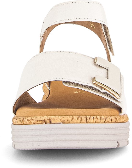 Vooraanzicht van witte sandalen met open teen, klittenband en kurk-look zool.