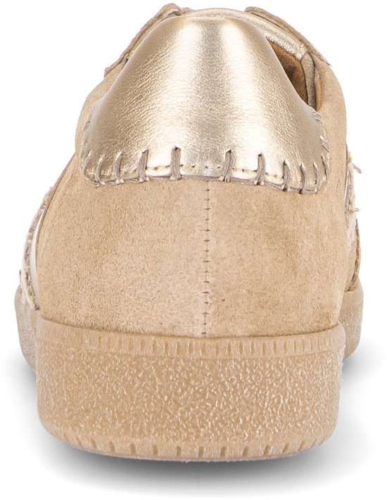 Achterkant van een zandkleurige suède sneaker met gouden hiel en decoratieve stiksels.