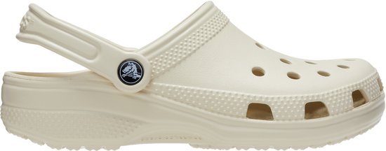 Crème Crocs klomp met draagband, het Crocs-logo op de zijkant.