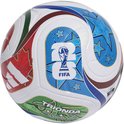 Voetbal met witte vlakken, rode, groene en blauwe patronen, FIFA-logo en gouden sterren.
