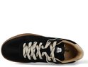 Zwarte lage sneaker met bruine zool, crème veters en beige voering.