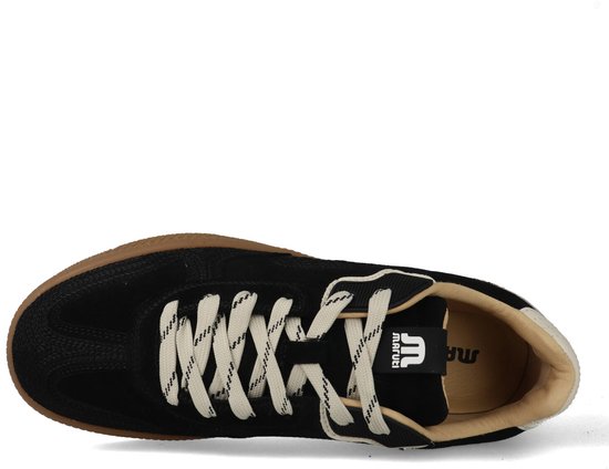Zwarte lage sneaker met bruine zool, crème veters en beige voering.