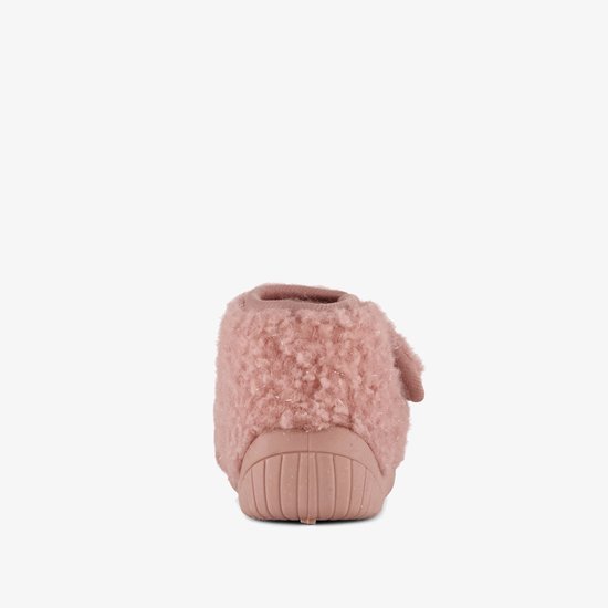 Achterkant van roze teddy pantoffel met klittenbandsluiting en geborduurde kattenkop.