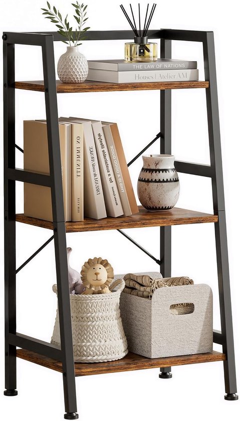 Close-up van bruine ladderkast met 3 schappen, zwart metalen frame, met decoraties zoals vazen en boeken.