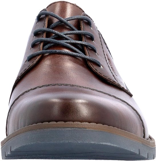Vooraanzicht van bruine leren veterschoenen met donkerblauwe veters en grijze zolen.