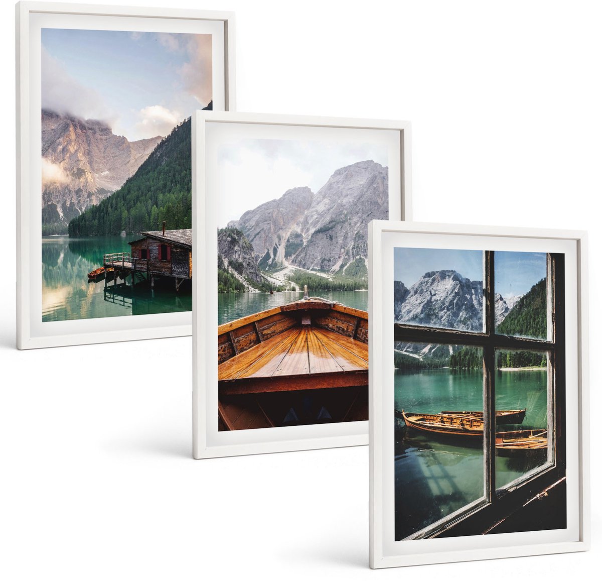 Wallfluent 3-Delige Schilderij Set - Bergmeer Met Een Boot En Houten Huisjes - 40 x 60 - Moderne Wanddecoratie - Slaapkamer - Interieur Decoratie