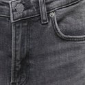 Detail van donkergrijze denim jeans, knoopsluiting met Only & Sons logo, muntzakje.