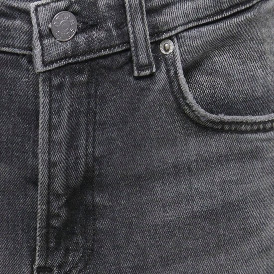 Detail van donkergrijze denim jeans, knoopsluiting met Only & Sons logo, muntzakje.