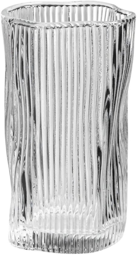 Un gobelet en verre transparent avec des côtes verticales et une forme ondulée et torsadée.