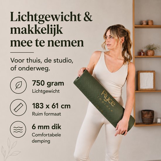 Vrouw in beige outfit houdt een opgerolde donkergroene yogamat met gouden print vast. Details: 750 gram, 183x61cm, 6mm dik.