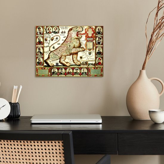 Carte historique du 'Leo Belgicus' dans un bureau, avec des portraits autour.