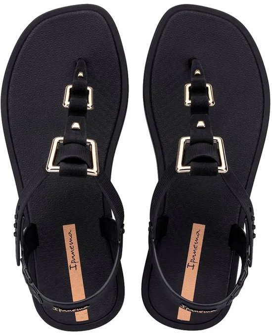 Zwarte Ipanema slippers met gouden gespen, van bovenaf gezien.