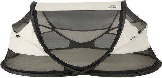 Deryan Baby Luxe campingbedje in crème en zwart, met gaas aan de zijkanten.