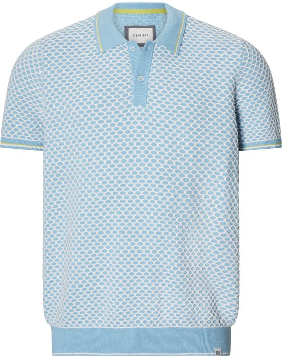 Lichtblauw poloshirt met een gebreid wit ruitjespatroon, knoopsluiting, kraag en gele biezen op de mouwen en kraag.