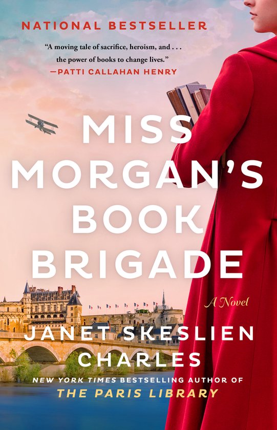 Boekcover van Miss Morgan's Book Brigade met een vrouw in een rode jas, boek in haar armen, een kasteel en een vliegtuig.