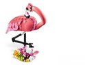 Een roze LEGO flamingo met een gebogen nek, een subtiele gradiënt van donkerroze tot lichtroze veren, en een basis met jungleplanten.