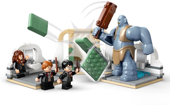 LEGO Harry Potter, Ron et Hermione combattent un troll dans la Grande Salle.