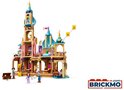 LEGO Rapunzels Kasteel, met gouden torens, blauwe koepels, figuurtjes en kist.