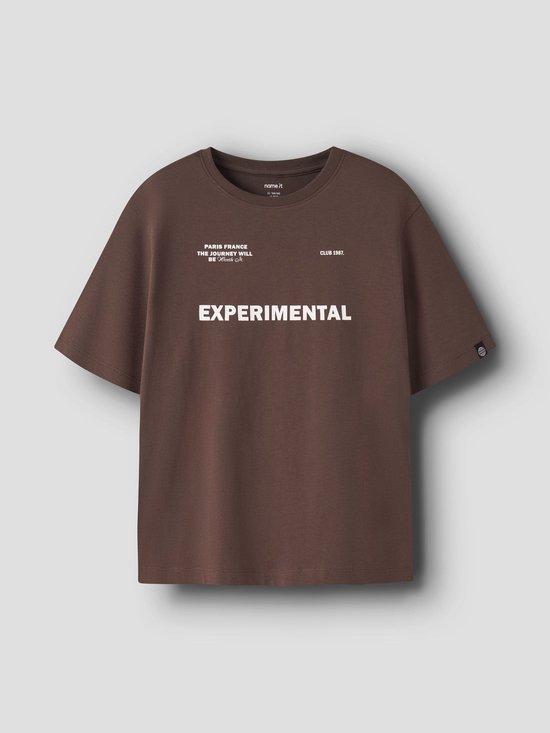 Bruin t-shirt met witte tekst 'EXPERIMENTAL' en 'PARIS FRANCE'.