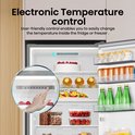 Open koelkast met elektronische temperatuurregeling en diverse etenswaren.