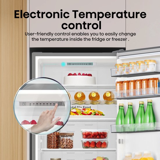 Open koelkast met elektronische temperatuurregeling en diverse etenswaren.